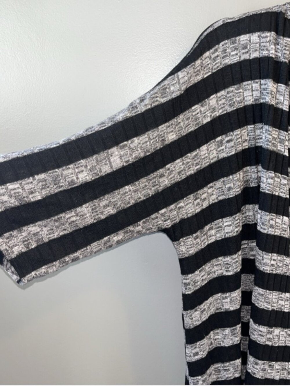 LulaRoe Lindsay Kimono Cardigan Womens M Stretchy Ribbed Grey/Black Stripe Hi-Lo - Picture 5 of 14